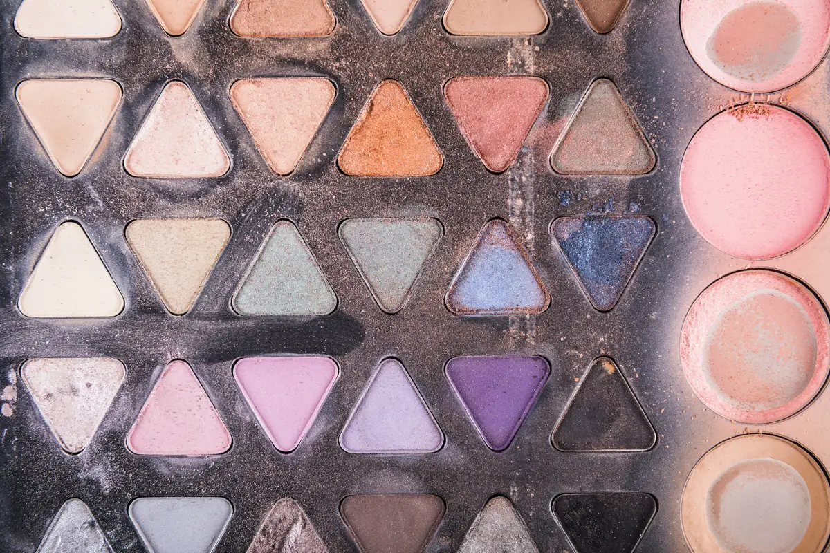 Triangular and circular makeup palettes with various powder colors