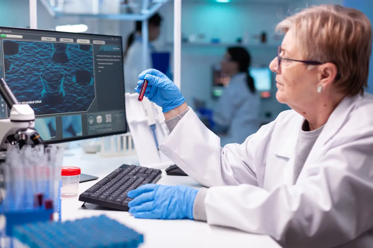 Resposta imune e autoanticorpos na endocardite infecciosa 1 Scientist chemist taking a DNA sample for medical discovery