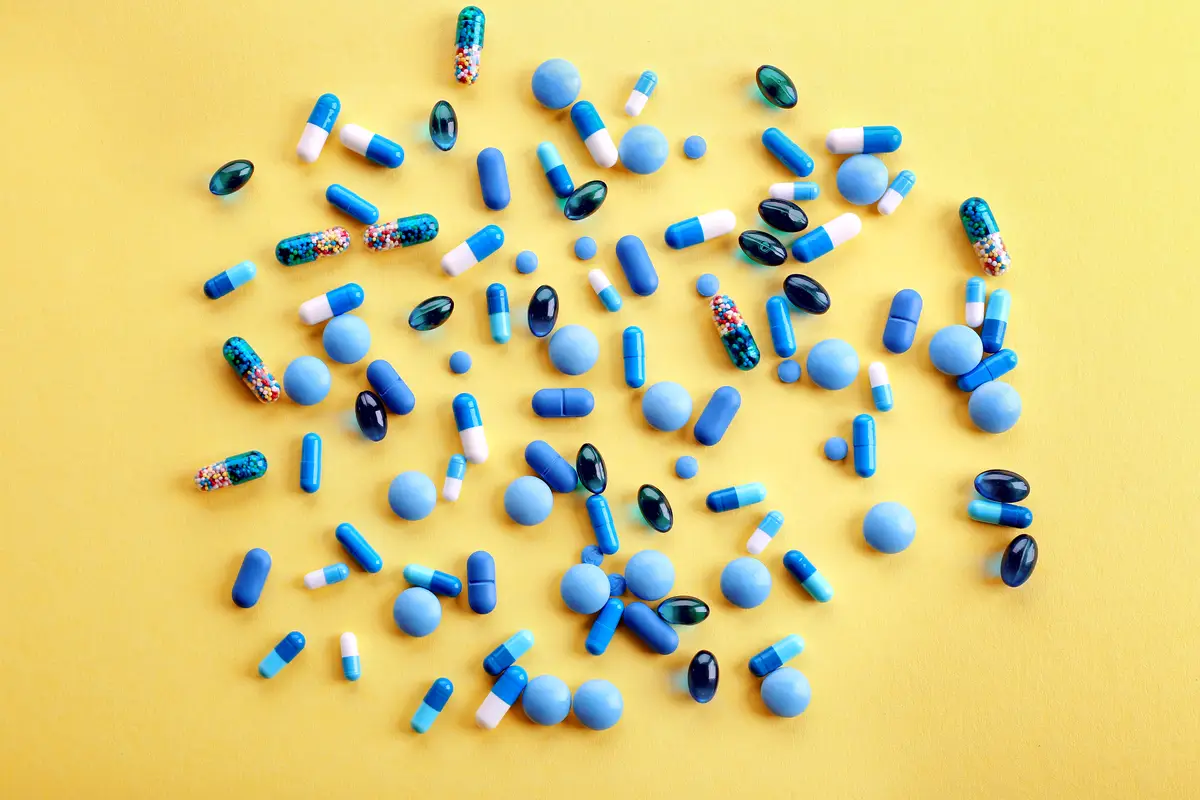 Resistência induzida em enterobacterales: o desafio da beta-lactamase AmpC 2 Heap of pills on yellow background