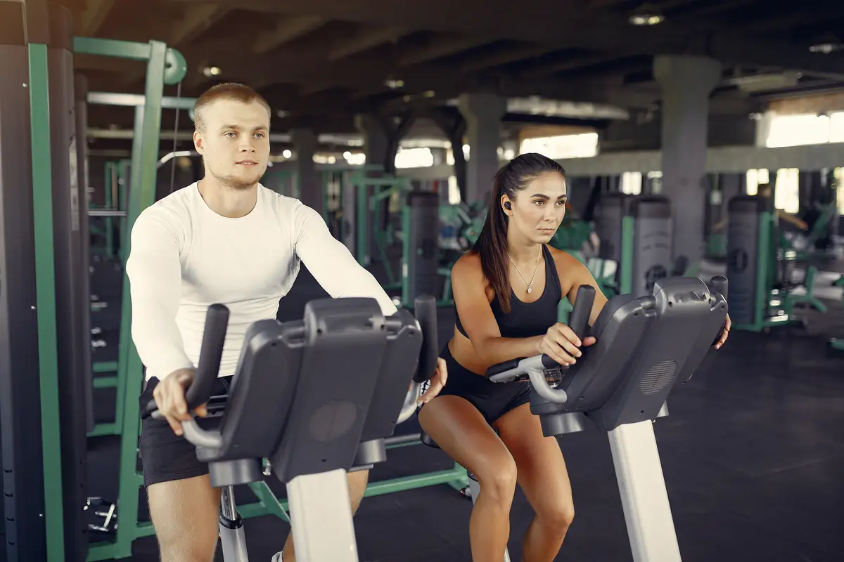 Sports couple in a sportswear training in a gym