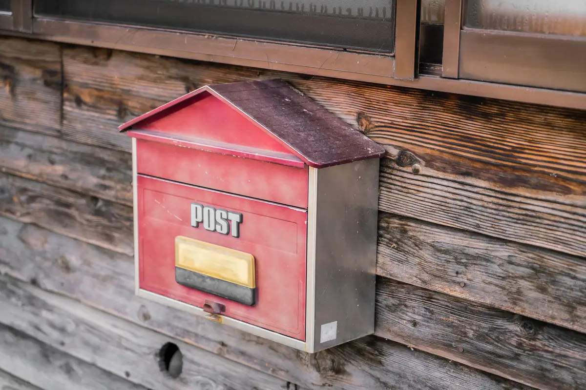Diferenças entre endereço comercial e endereço postal nos EUA 2 Old wooden mailbox on wood background