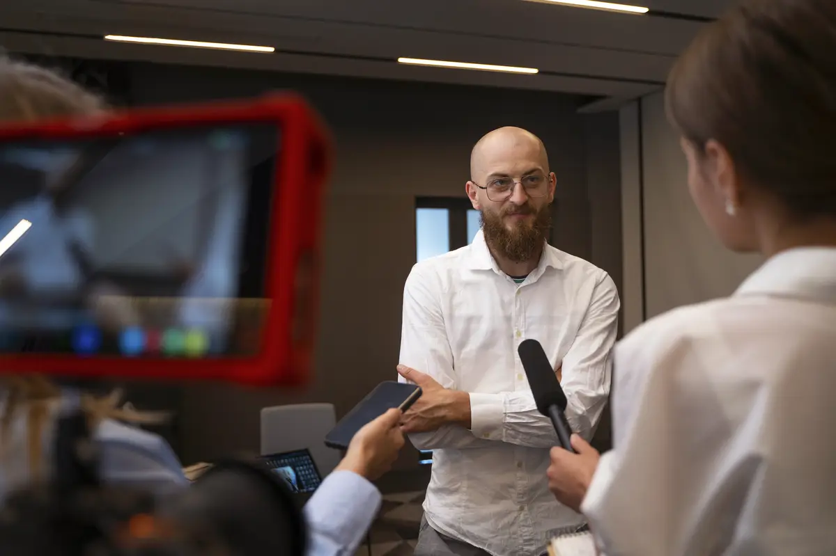 Press reporter fallowing leads in a case