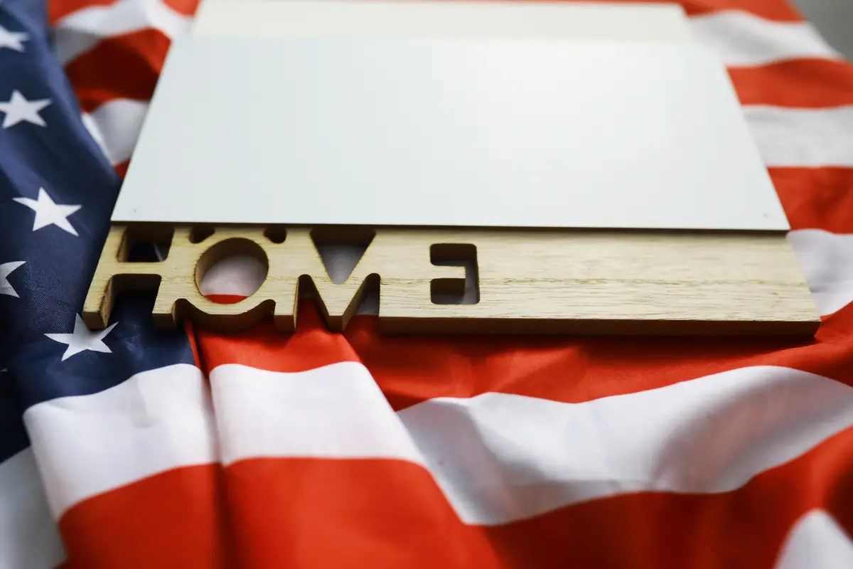 Endereço nos EUA: guia para brasileiros entenderem e utilizarem 4 House symbol on the American flag Mortgage credit lending Housing safety