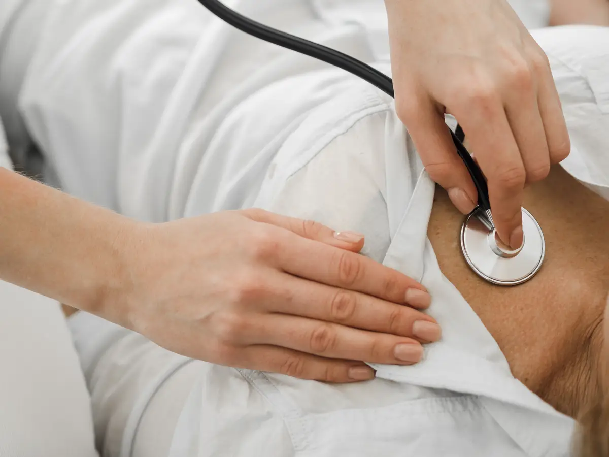 Manejo de infecções cardiovasculares: endocardite e bacteremia 1 Doctor using a stethoscope