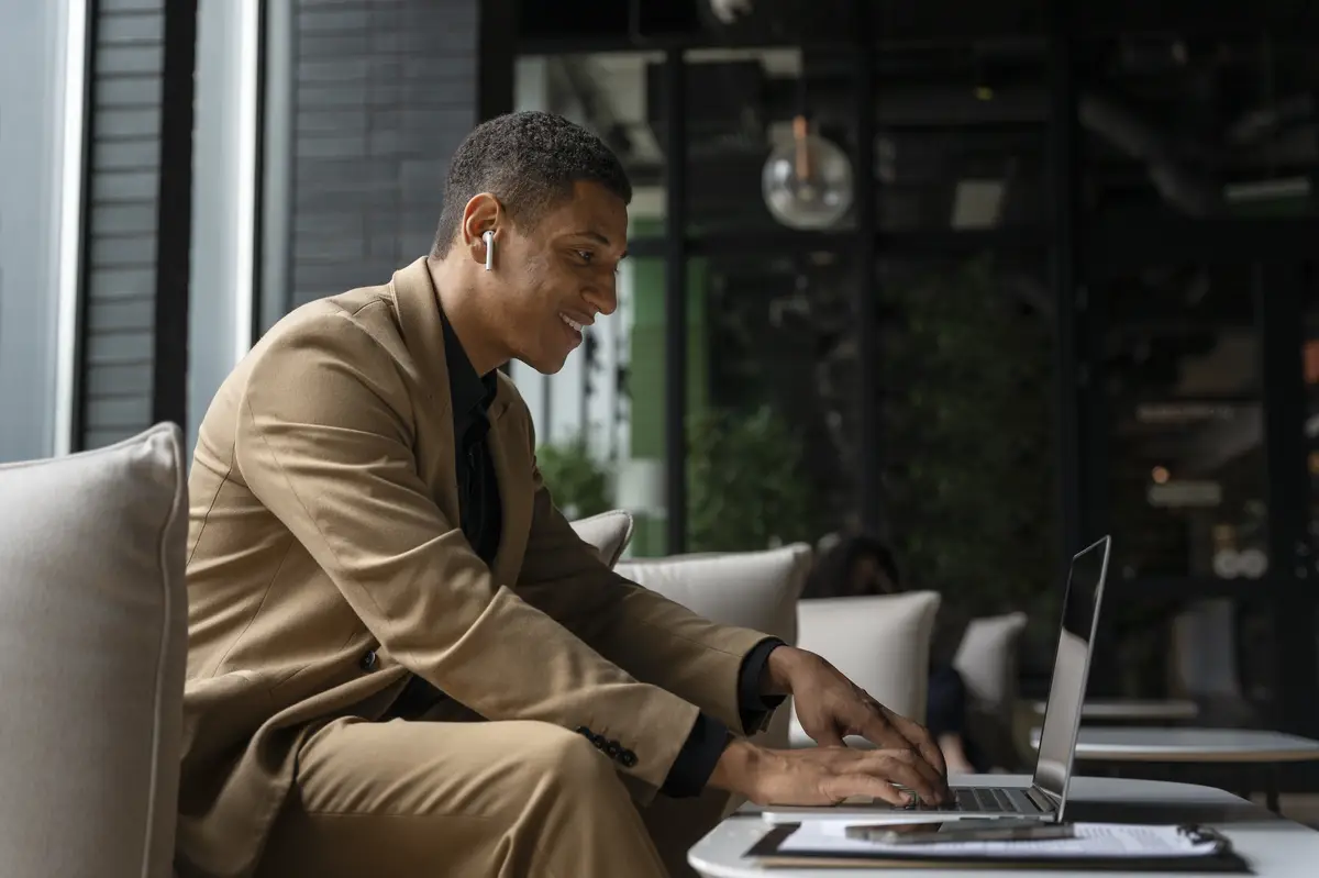 ITIN nos EUA: Como Solicitar e Para Que Serve 2 Business man banner concept with copy space