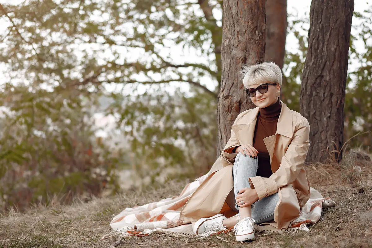 Cute woman have a rest in a autumn park