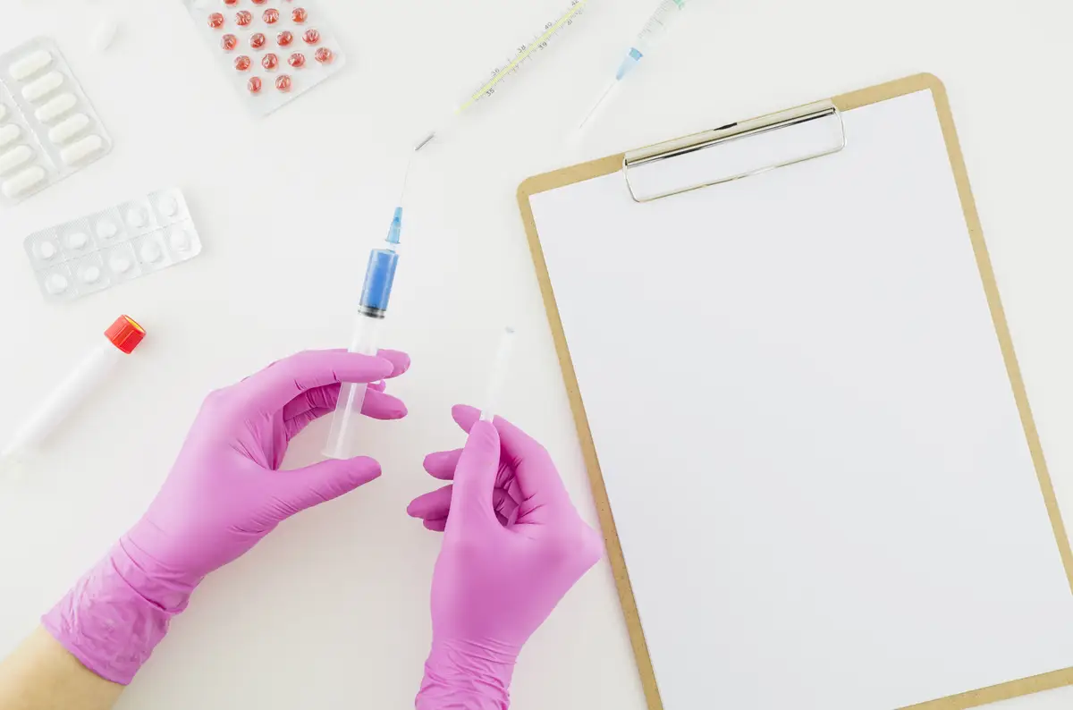 Abordagem das coinfecções e infecções oportunistas no HIV 3 Flat lay concept of clipboard