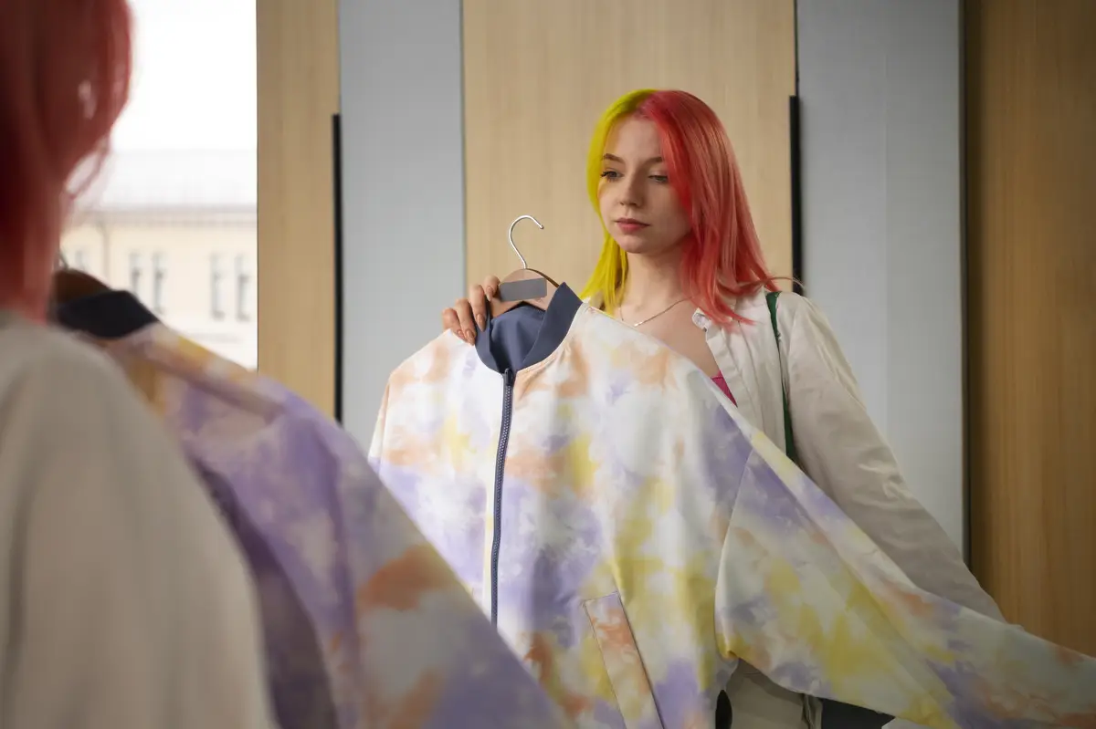 Side view woman shopping at the mall