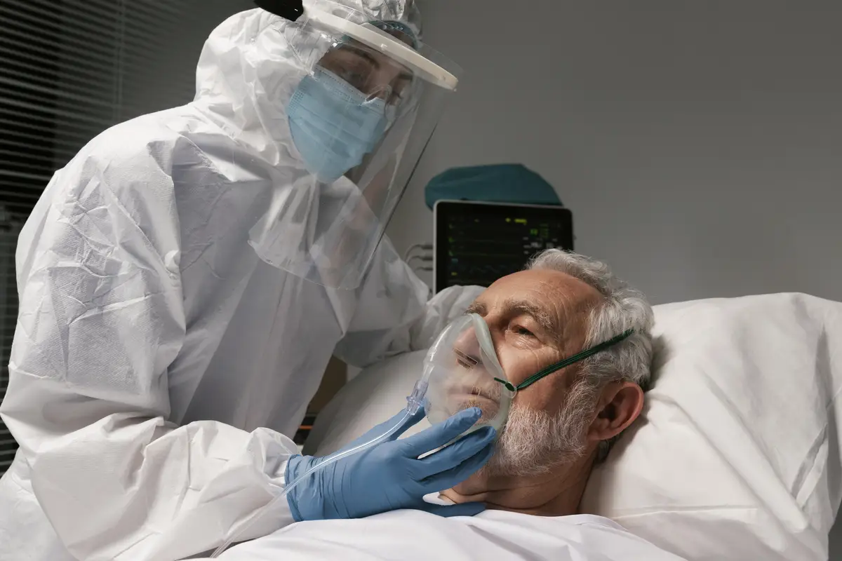 Reconhecimento e manejo da eosinofilia pulmonar por daptomicina 2 Elderly man with respirator in a hospital bed