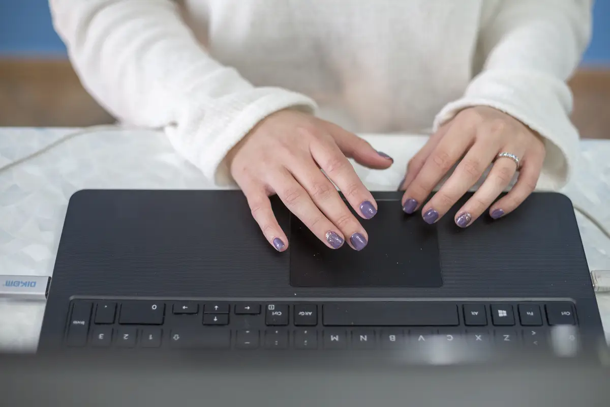 Brunette blogger writing on the laptop