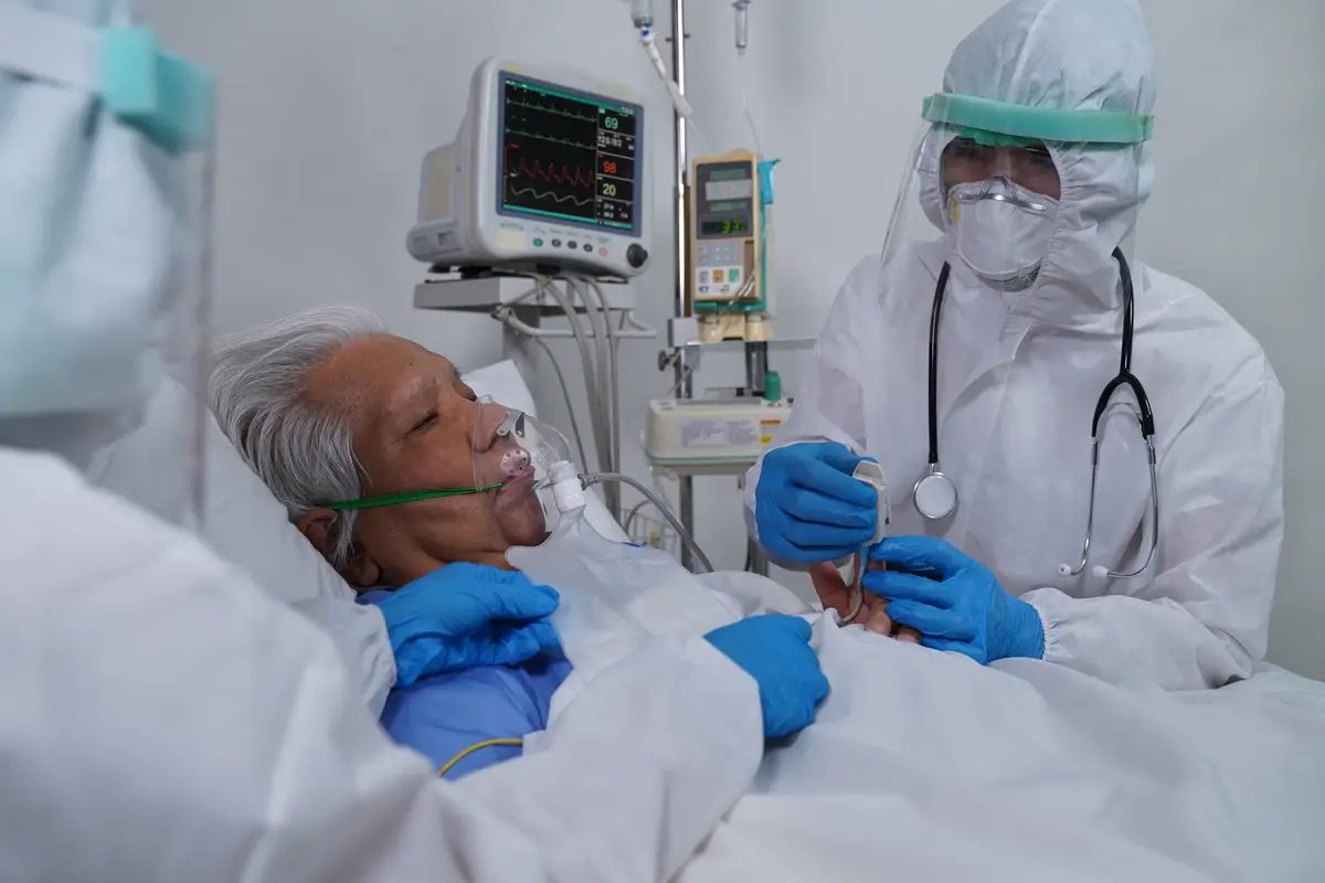 Candida em culturas respiratórias: colonização ou infecção? 2 Doctors examining senior men in hospital