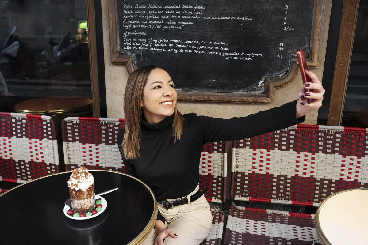 Medium shot smiley woman taking selfie