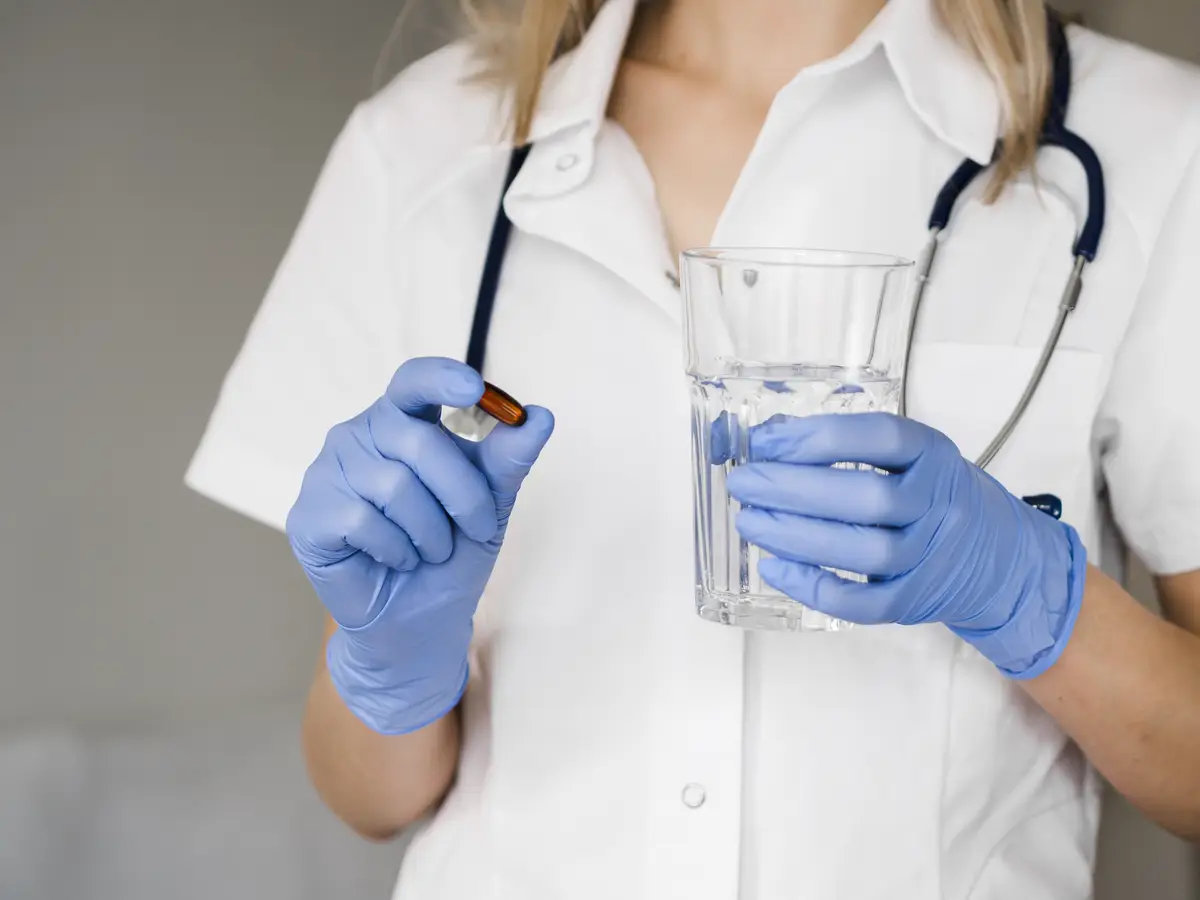 Uso de terapia oral em vez de intravenosa na bacteremia por S. aureus 2 Doctor holding water glass and pill