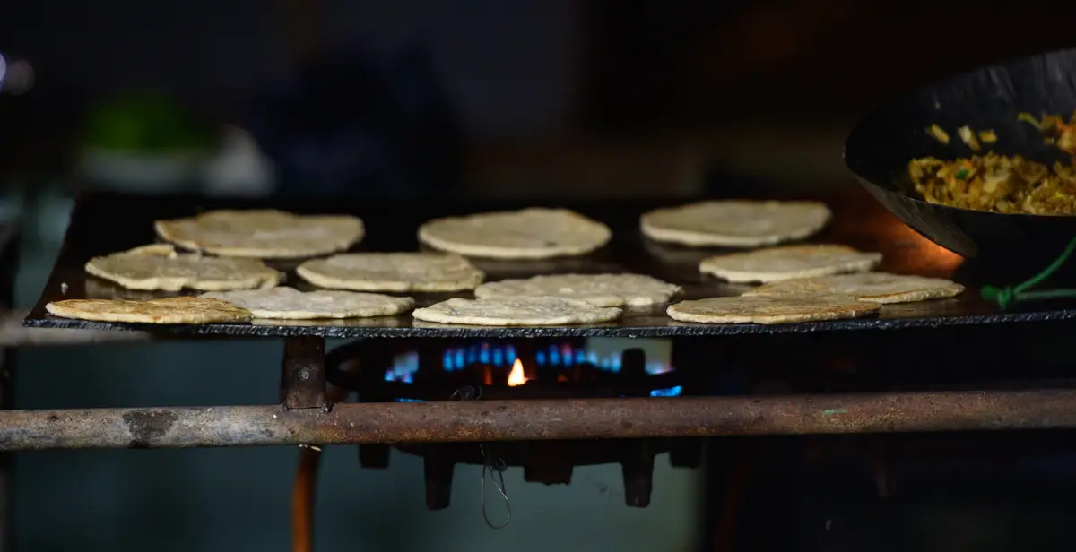 Cozinha com chapa quente para preparo de pratos e operação de restaurante