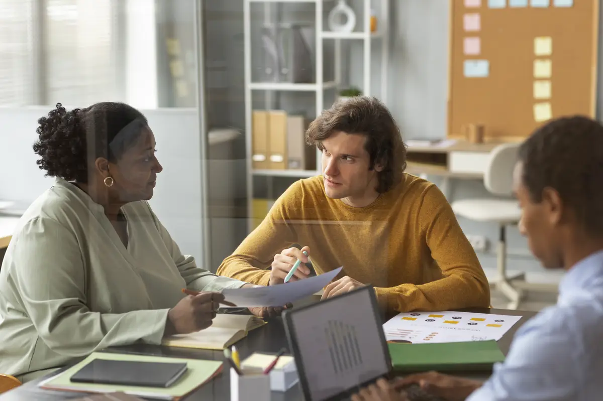 LLC nos EUA: comparativo 2026 dos principais serviços online 2 Medium shot people looking through partitions