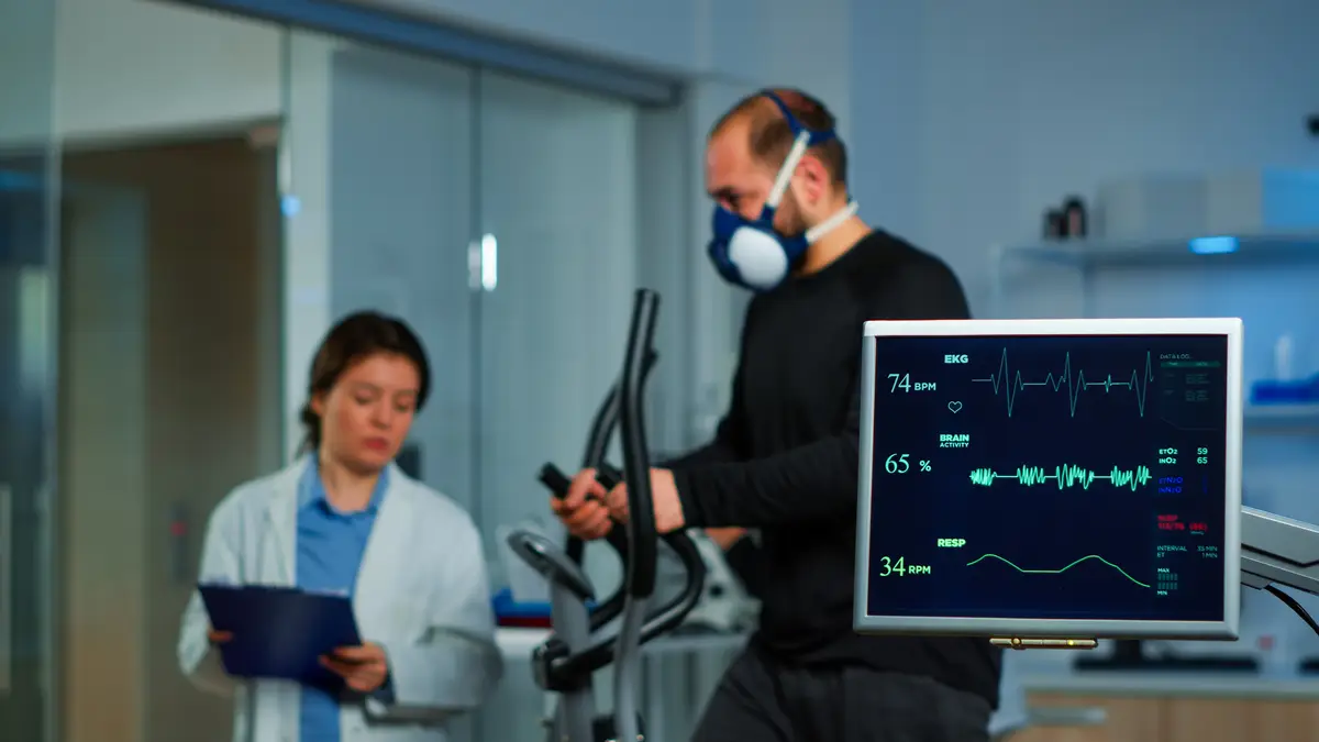 O papel do ecocardiograma no diagnóstico da endocardite bacteriana 4 Team of medial researchers monitoring vo2 of man performance sports wearing mask running. Lab science doctor measuring endurance of sportsman while ekg scan runs on computer screen in laboratory