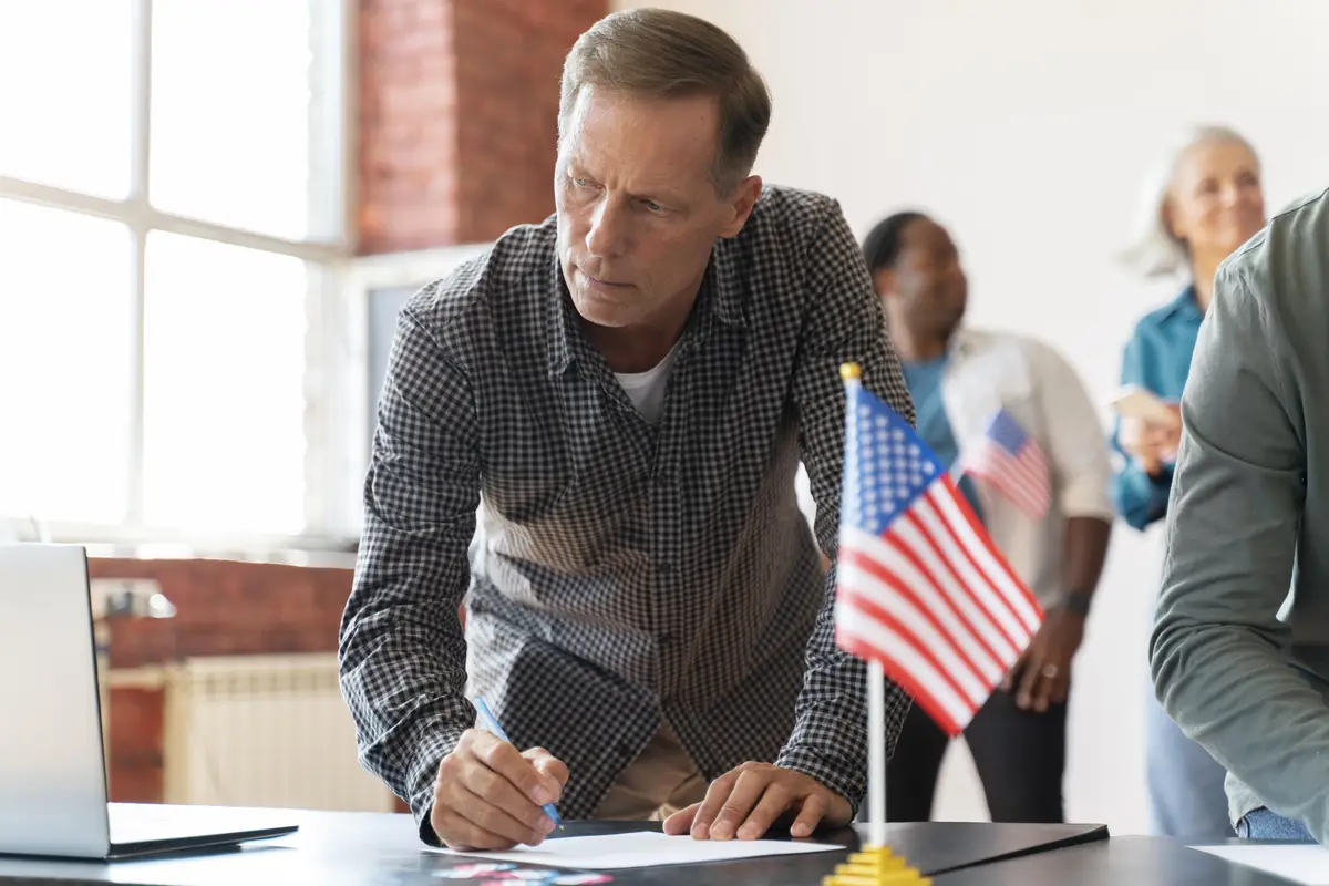 ID Fiscal nos EUA: Guia completo para brasileiros empreendedores 2 Portrait of man on voter registration day