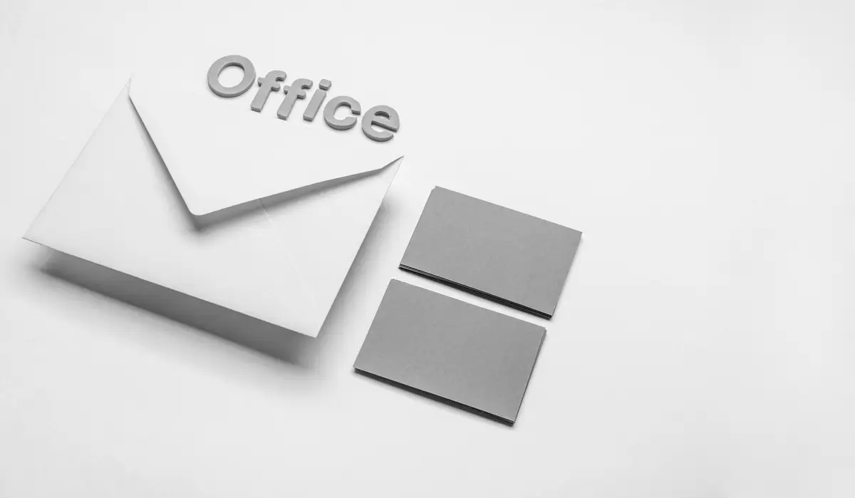 Identidade visual de escritório de advocacia com cartões e papelaria