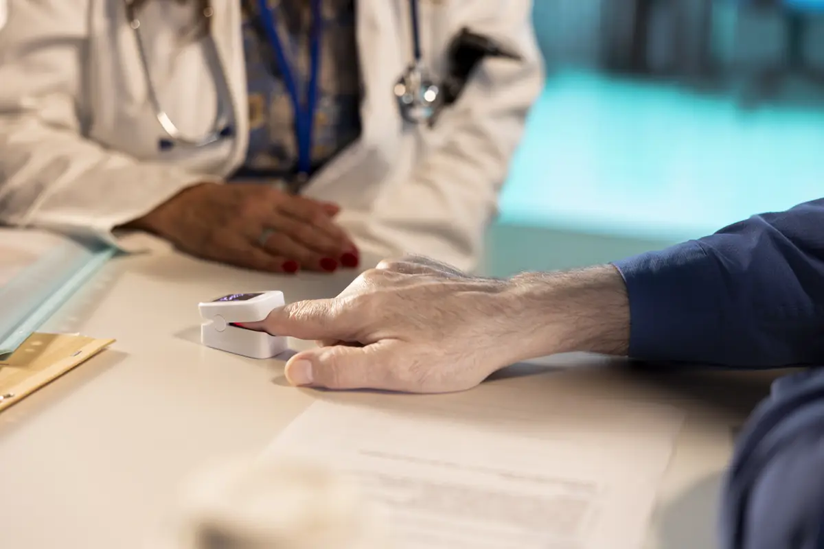 Female healthcare professional uses an oximeter to measure the oxygen levels