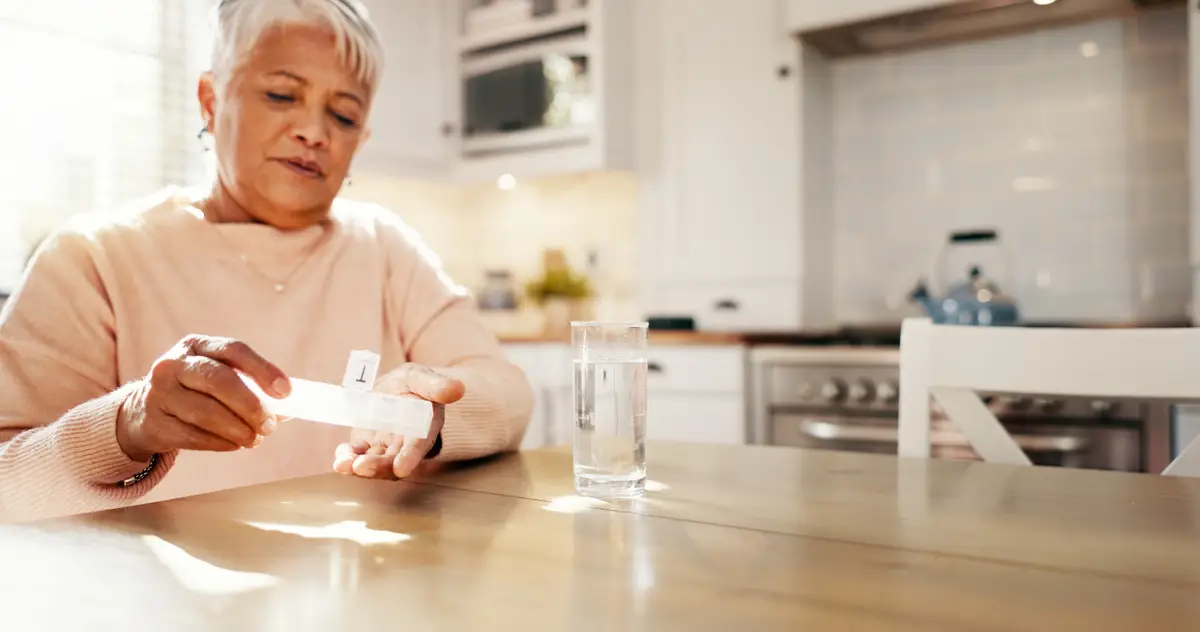 Antibióticos orais na endocardite por Klebsiella hepática: evidências atuais 4 Senior woman and drinking pills in home for prescription medication tablets dosage and health management Elderly person water and medicine organzier for supplements daily routine and treatment