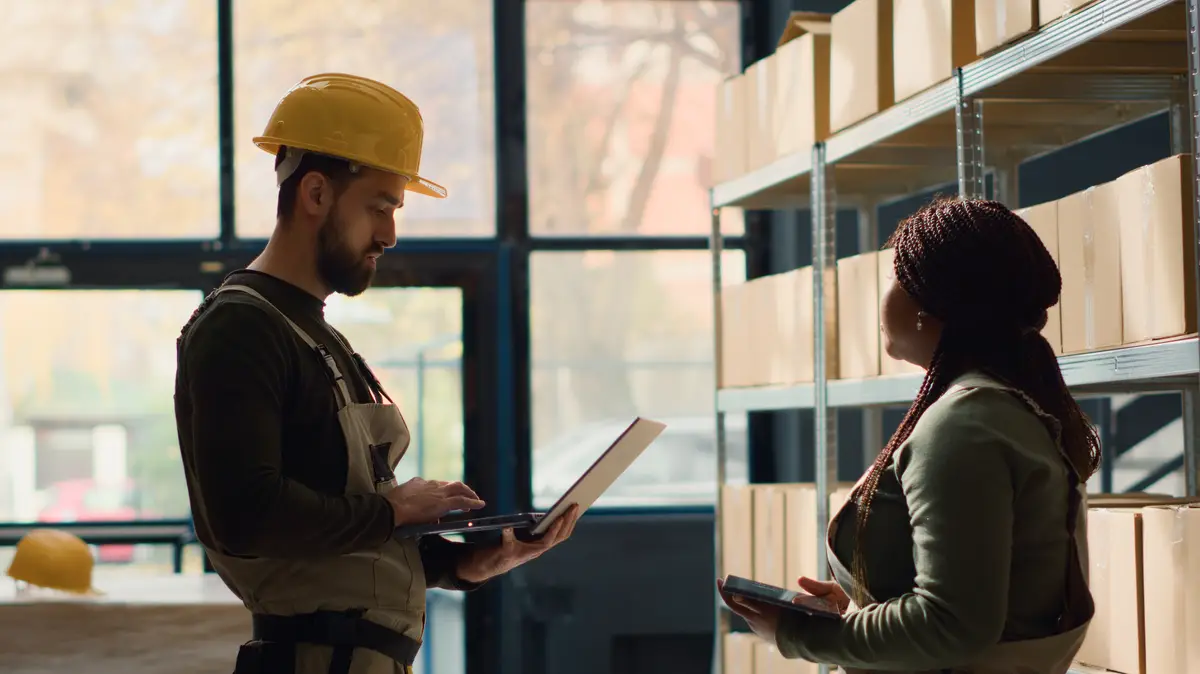 Warehouse nos EUA: Onde Ficam e Como Escolher o Melhor 2 Employees check warehouse inventory