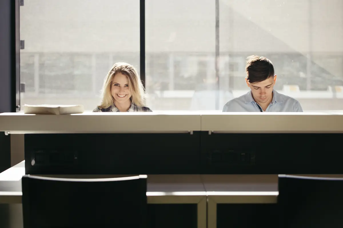 Tax ID nos EUA: Guia para Brasileiros Abrirem Empresa 2 Smiling teens at table