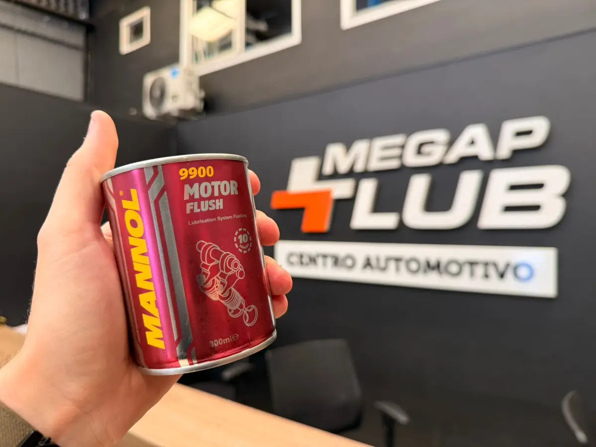 Mão segurando lata vermelha de aditivo de limpeza para motor Mannol Motor Flush