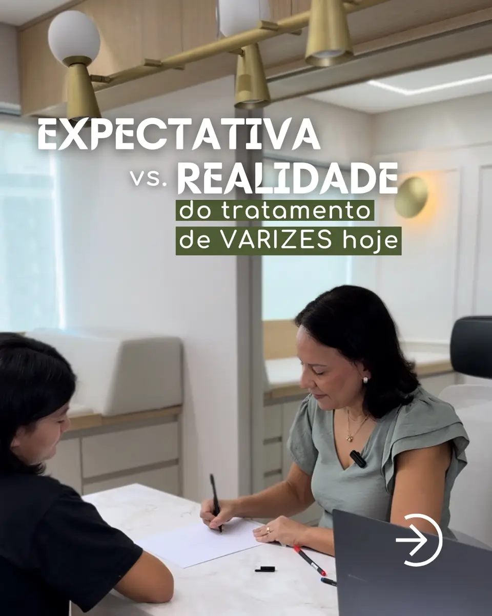 Médica atendendo paciente em consultório moderno com luz natural e decoração clara.