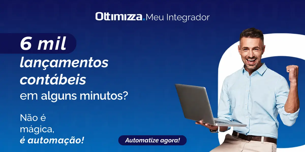 Homem feliz segurando um notebook com expressão de vitória, promovendo automação contábil