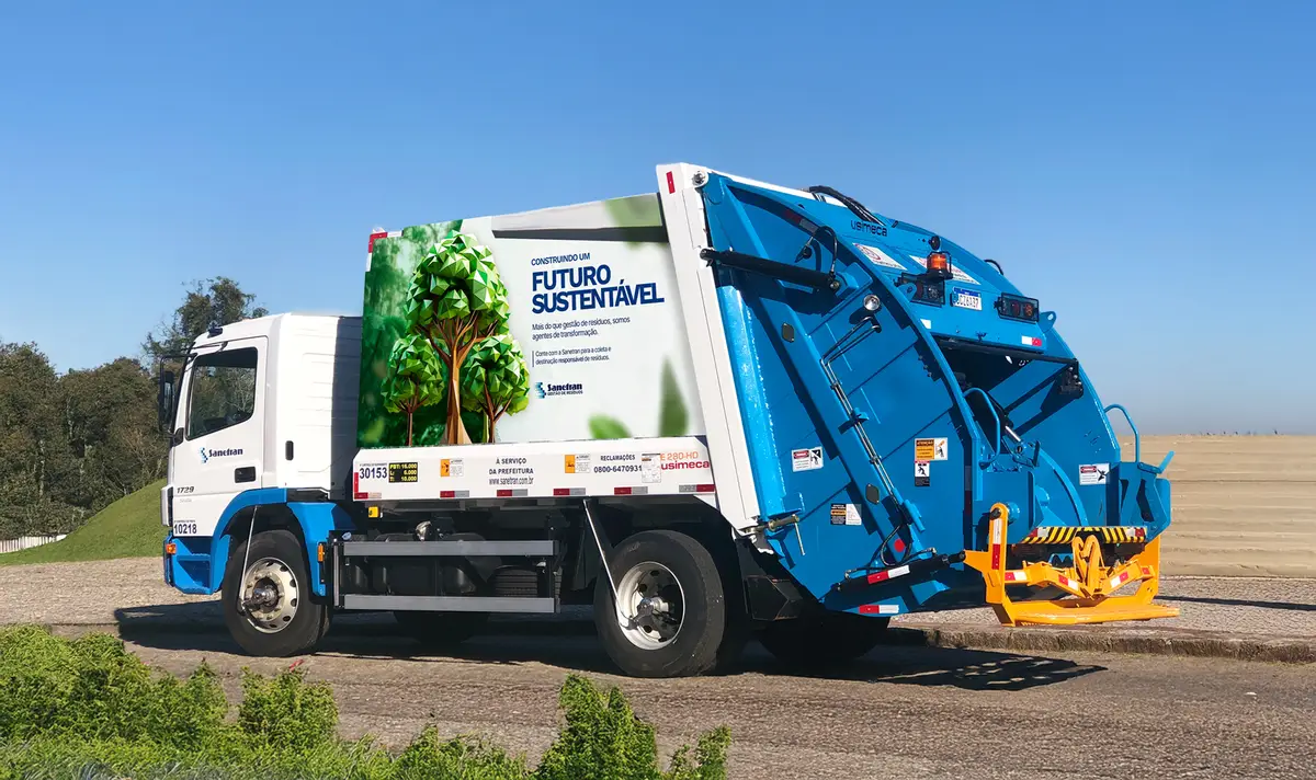 Caminhão de coleta de resíduos da Sanetran com propaganda sobre futuro sustentável