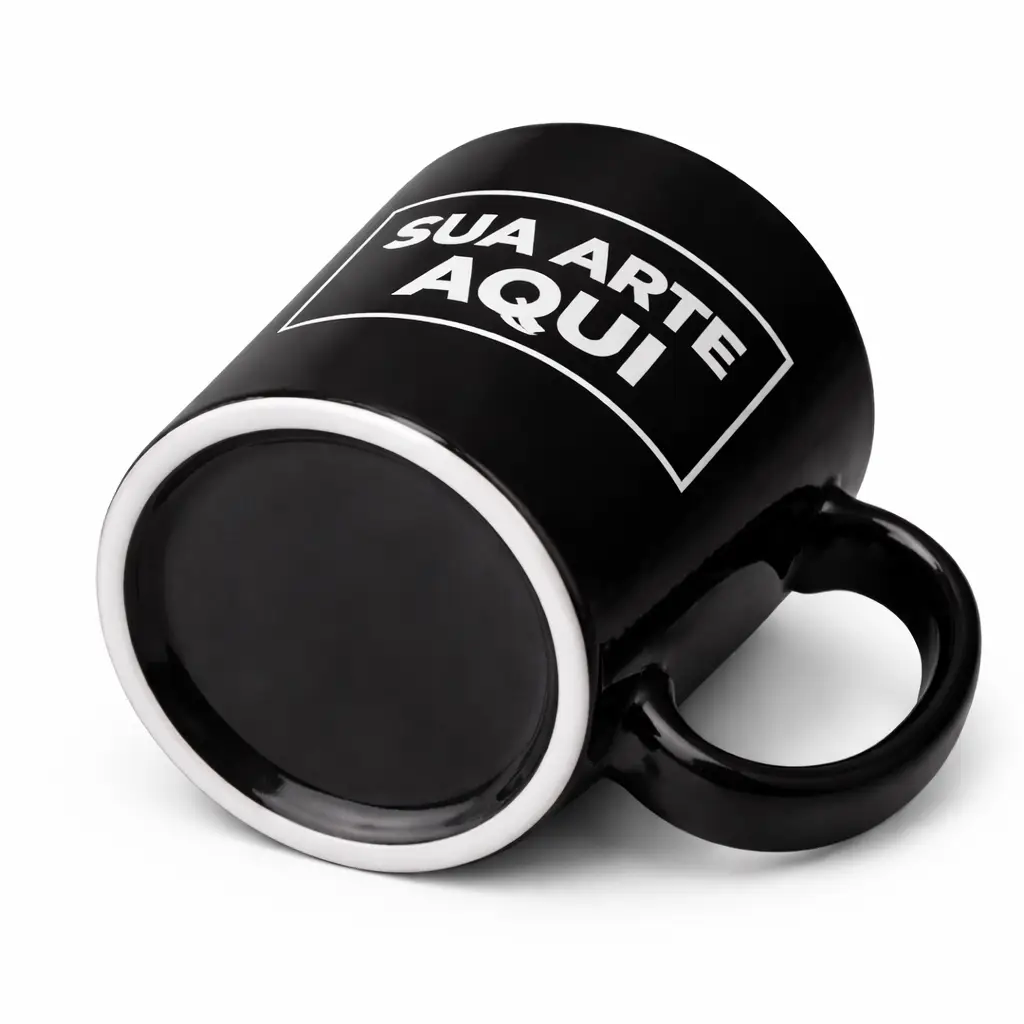 Caneca preta personalizada com a frase 'Sua arte aqui' em branco