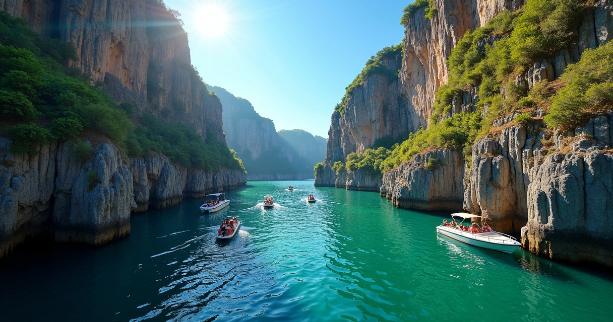 Canyons do Lago de Furnas em Capitólio sob céu azul, lanchas na água e vegetação nas encostas. 
