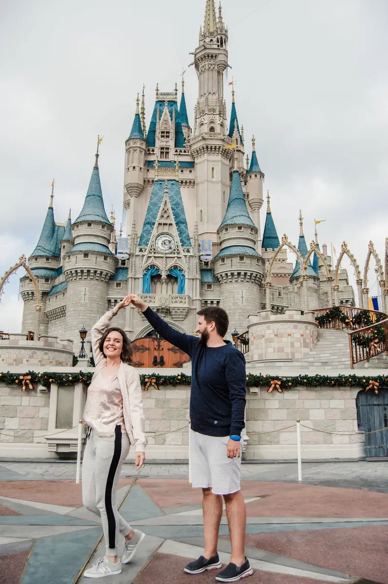 Casal dançando em frente ao castelo da Cinderela na Disney em Orlando