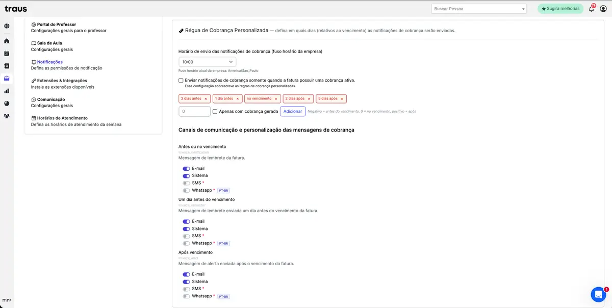 Tela de configuração de regras personalizadas de cobrança no sistema Traus com opções de horários e canais de comunicação como e-mail, sistema, SMS e WhatsApp.
