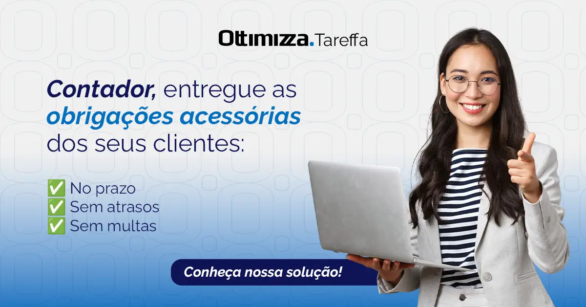 Mulher sorridente segurando um laptop e apontando com o polegar em direção à frente, ao lado de texto promocional da Ottimizza Tareffa