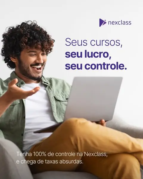 Homem sorridente com laptop no colo sentado em sofá, simbolizando controle e lucro em cursos online