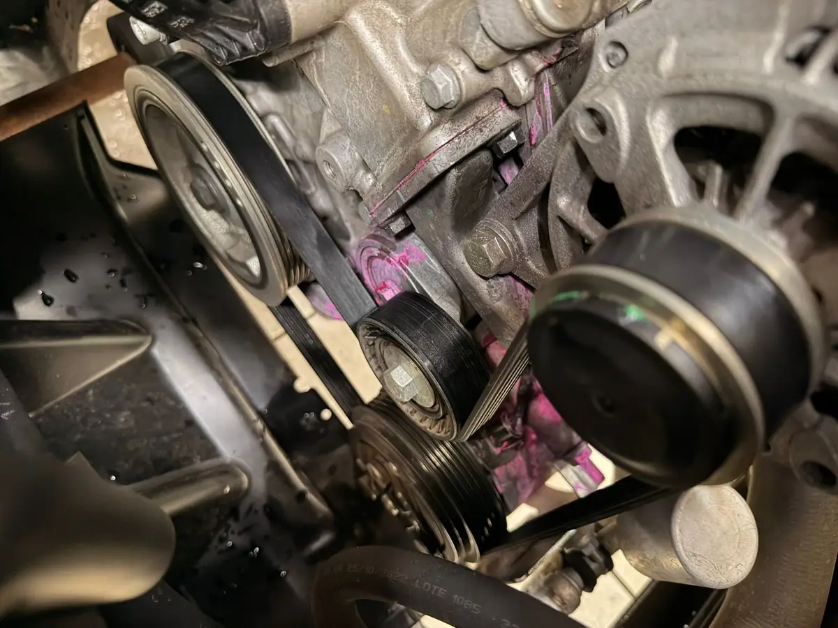 Correia dentada e polias de motor automotivo com marcas de tinta rosa