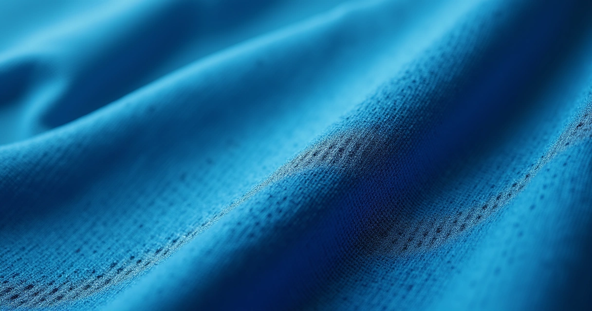 Zoom em tecido tecnológico de roupa fitness azul 