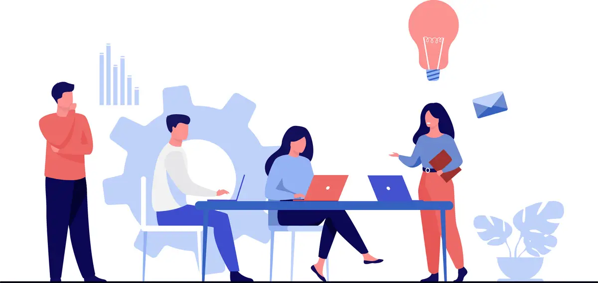 Equipe de trabalho com laptops em mesa discutindo ideias com gráfico e lâmpada representando inovação