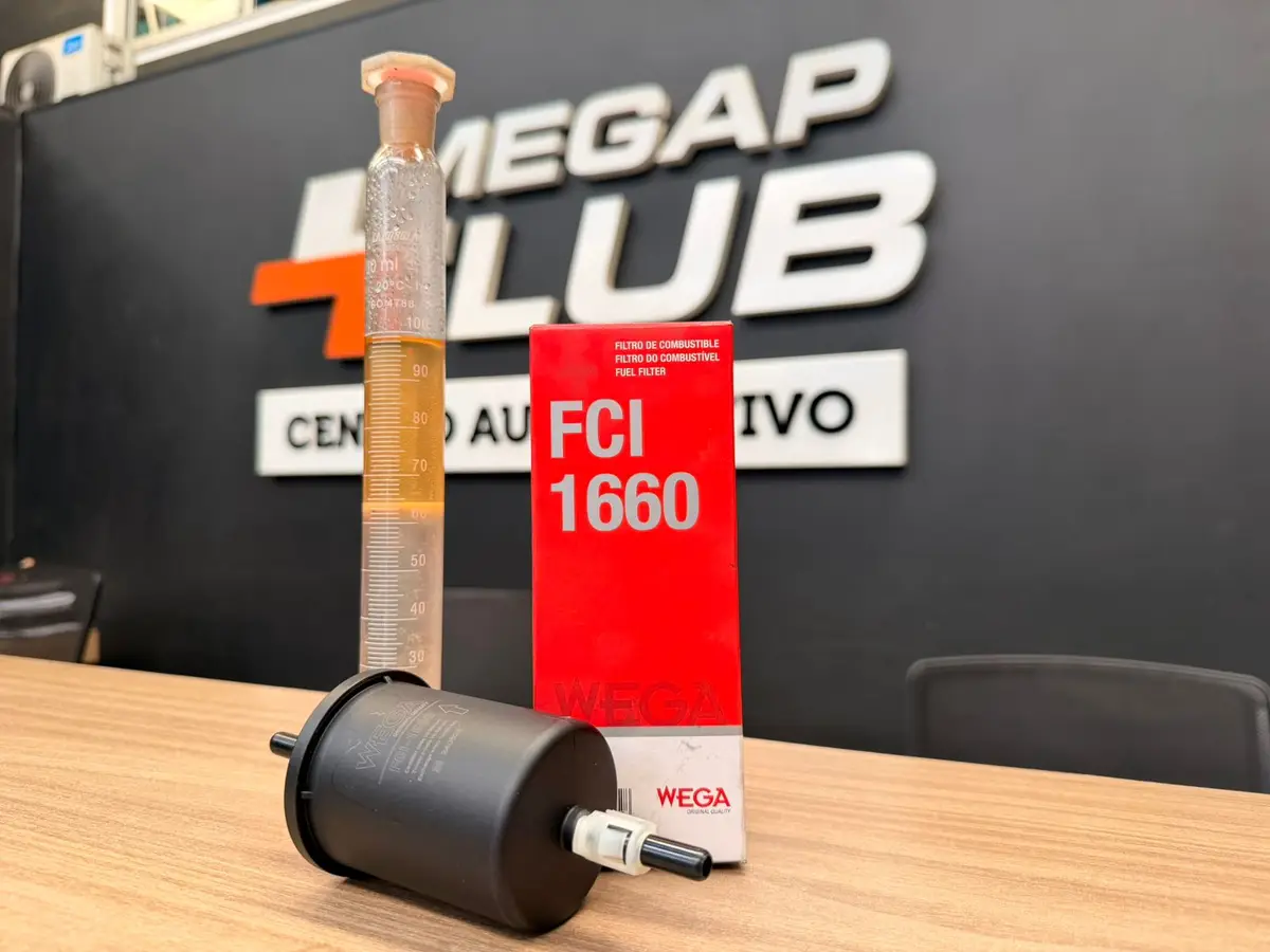 Filtro de combustível Wega FCI 1660 com proveta medindo fluido sobre mesa na oficina Megap Lub