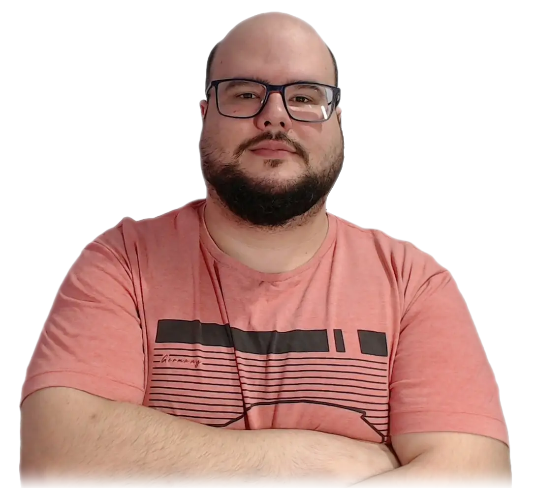 Homem de camiseta rosa de braços cruzados usando óculos