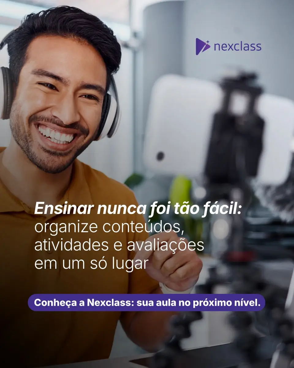 Homem sorridente com fones grandes preparando aula online usando celular em tripé
