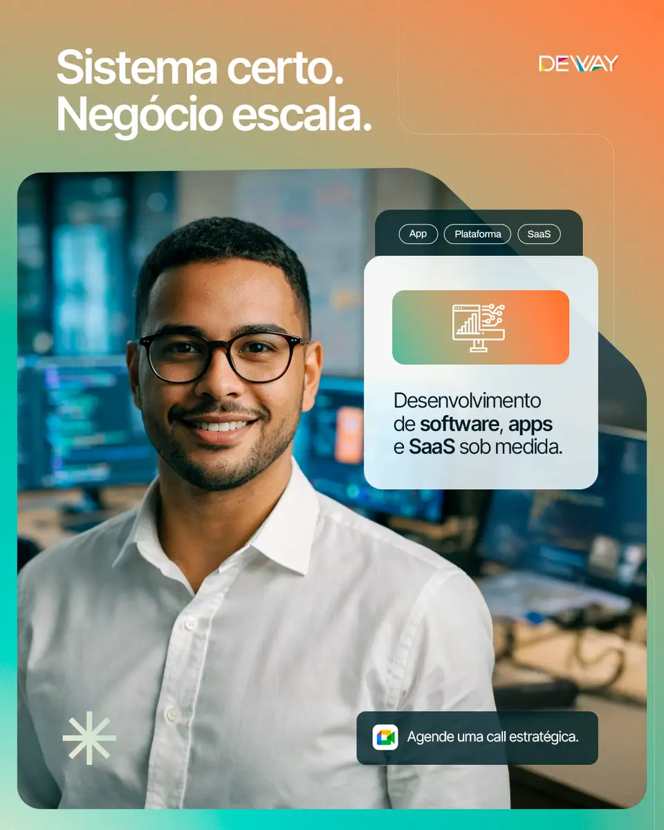 Homem sorridente de óculos e camisa branca em escritório de tecnologia