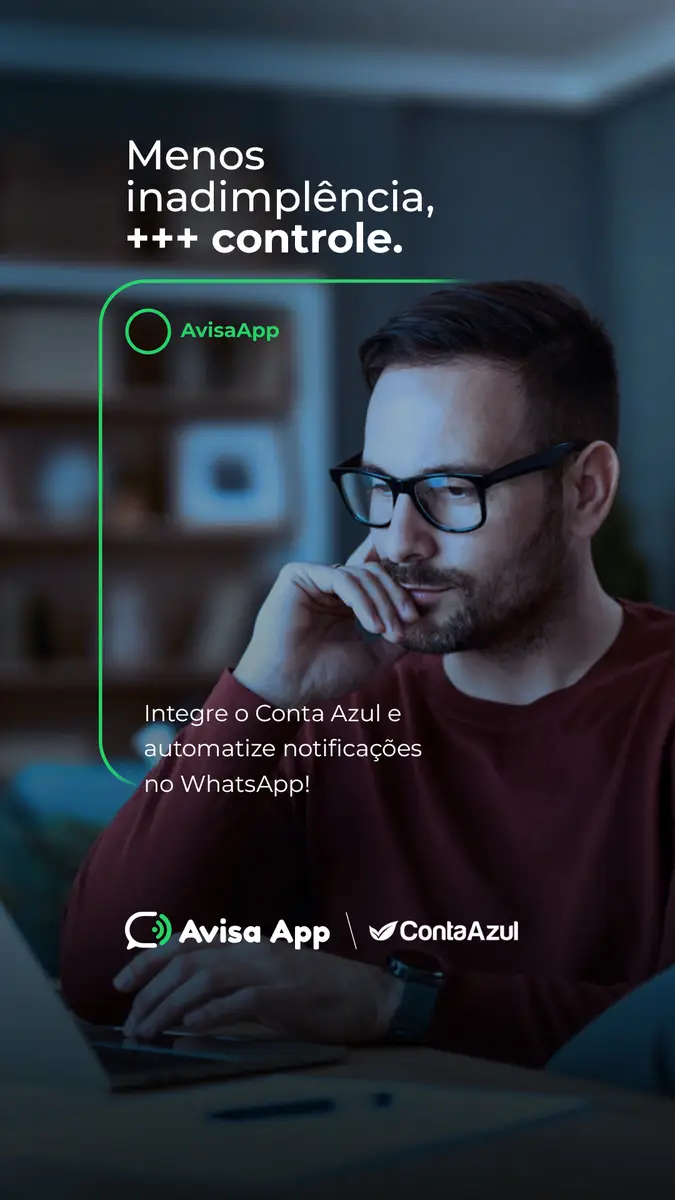 Homem de óculos usando computador com mensagem sobre menos inadimplência e mais controle integrando Conta Azul com WhatsApp