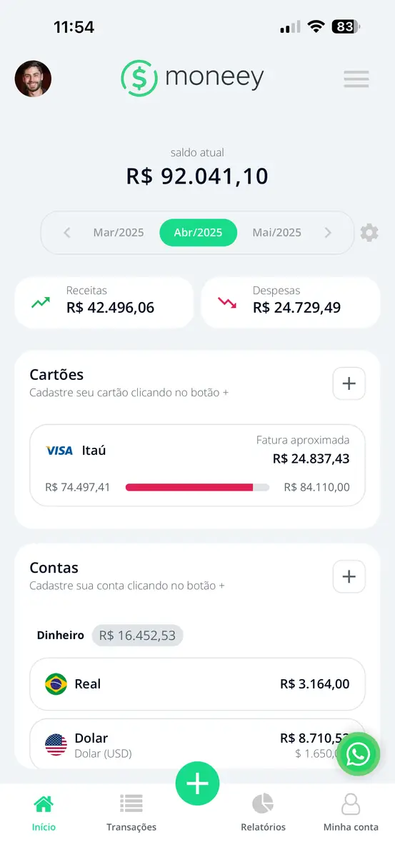Tela do aplicativo moneey mostrando saldo atual, receitas, despesas e detalhes de cartões e contas em real e dólar.