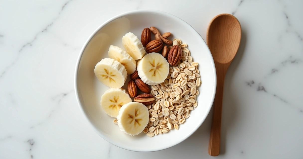 Lanche saudável com banana, aveia e castanhas em um prato 