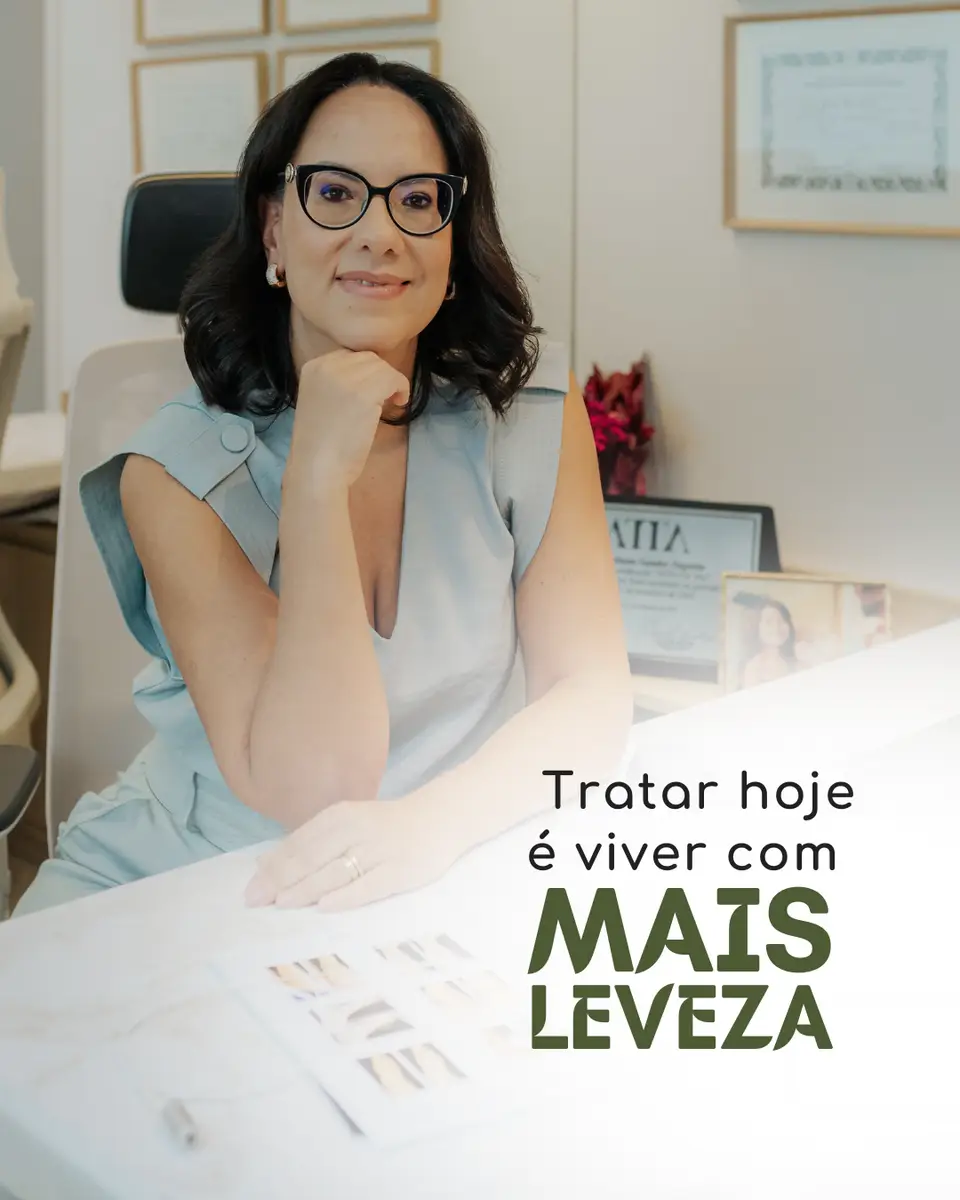 Médica sentada em consultório com expressão serena e mensagem sobre tratamento de varizes