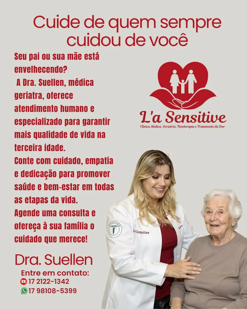 Médica geriátrica Dra. Suellen sorrindo ao examinar idosa sentada