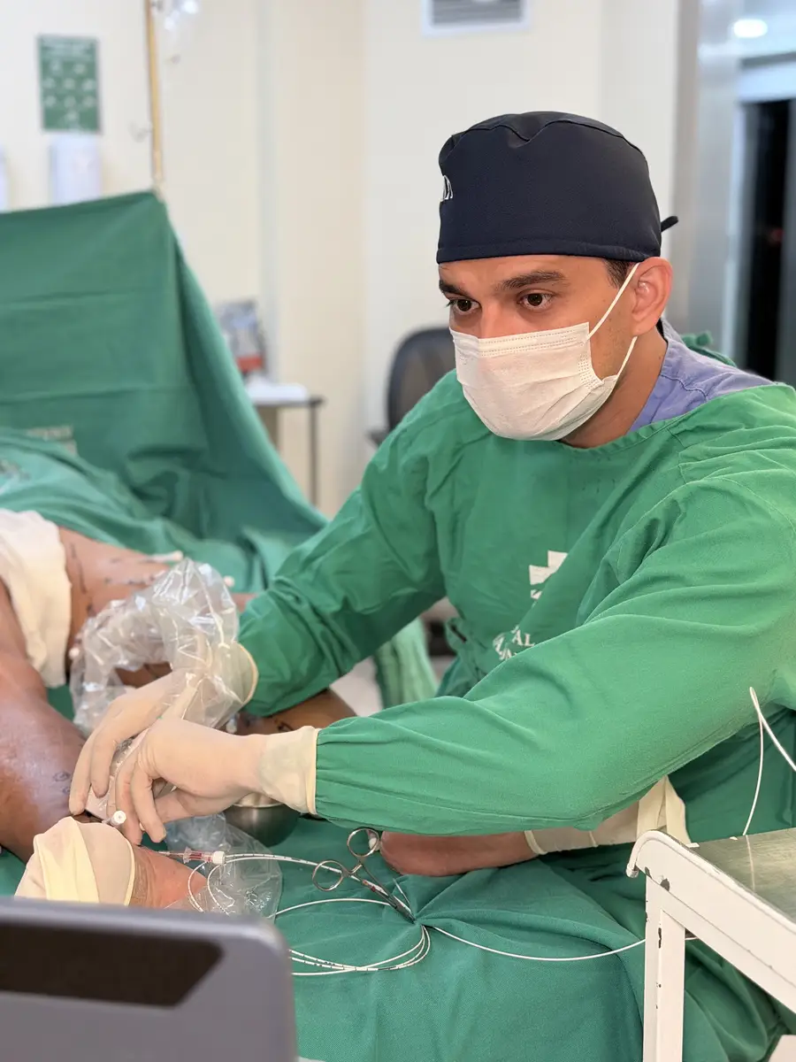 Médico vasculhar realizando procedimento de tratamento de varizes com técnica moderna em paciente deitado