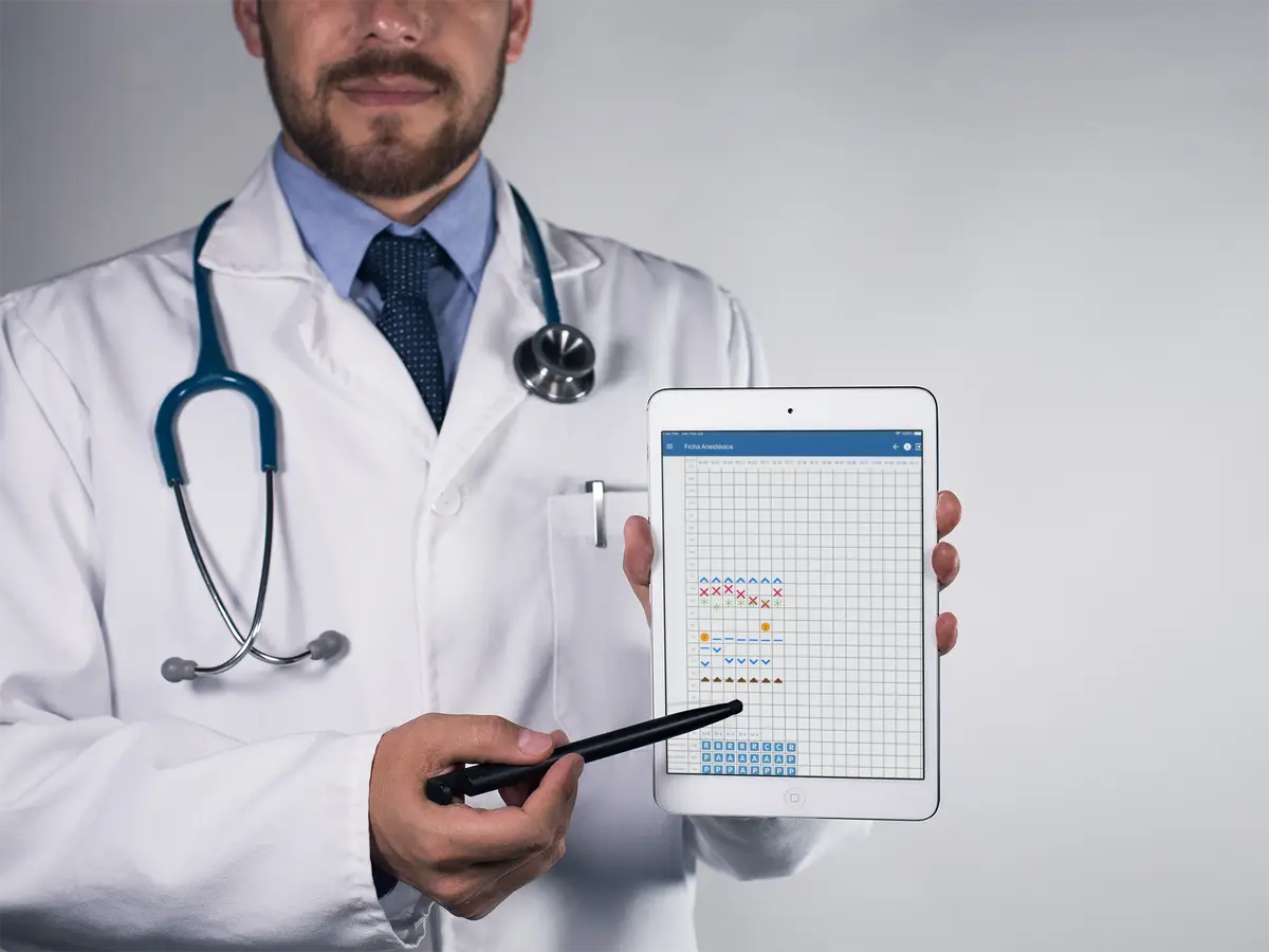 Médico veterinário segurando tablet com ficha anestésica digital do aplicativo Anestesia Animal
